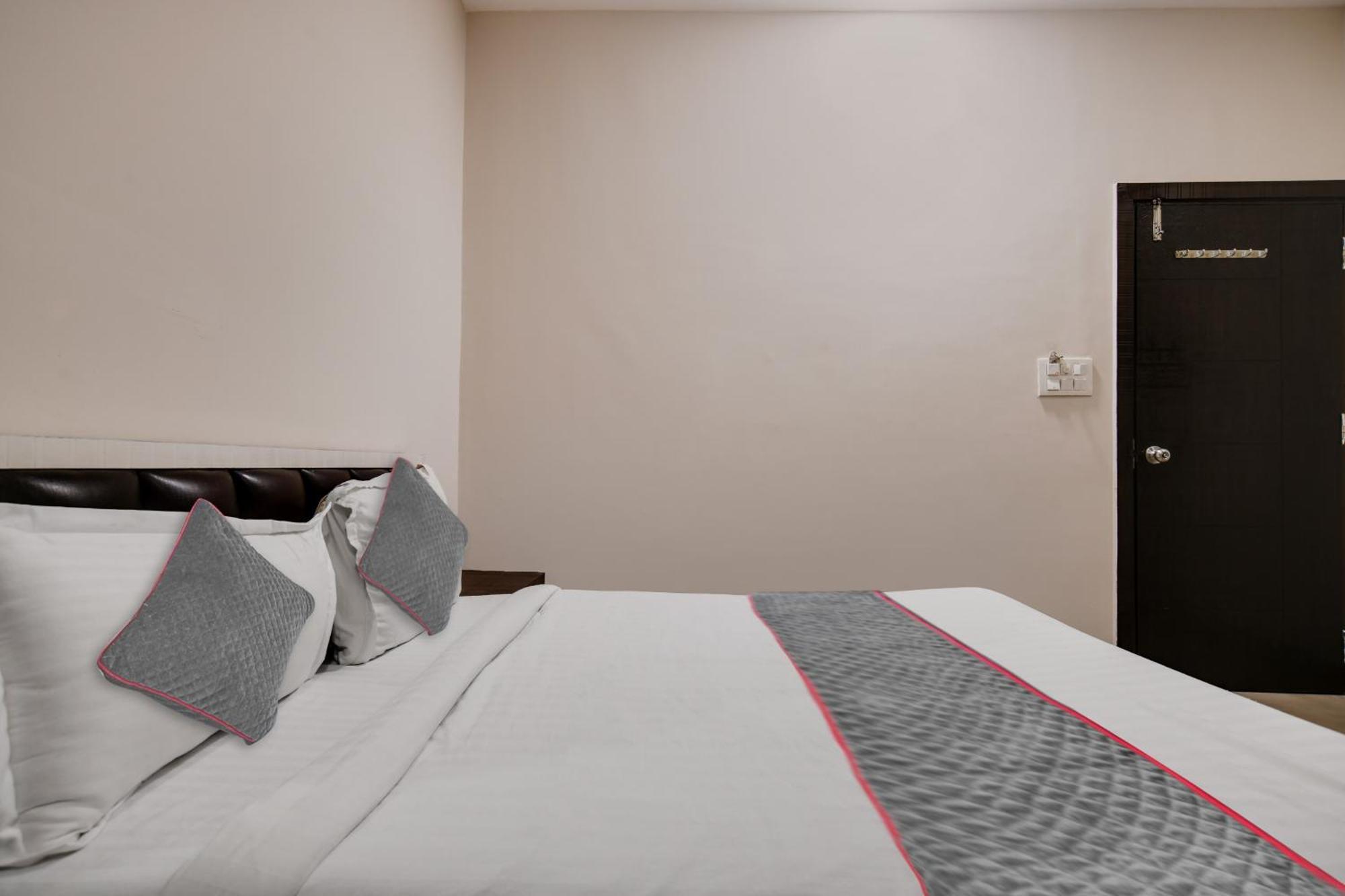 Townhouse Prime Stay Indore Buitenkant foto