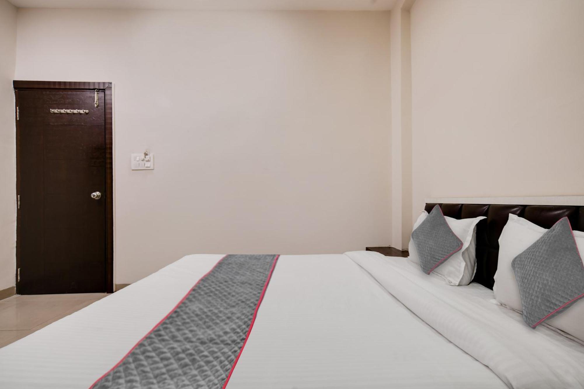 Townhouse Prime Stay Indore Buitenkant foto